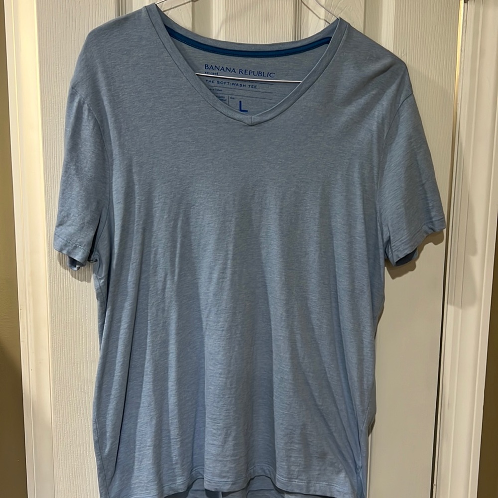 Banana Republic Soft Wash V-Neck Men’s T-Shirt L gently used 💯 % Cotton